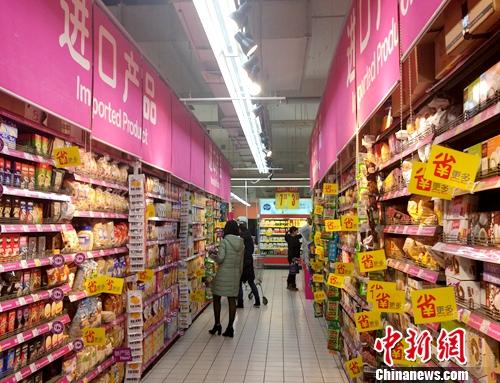 居民在超市购物。中新网记者 李金磊 摄。