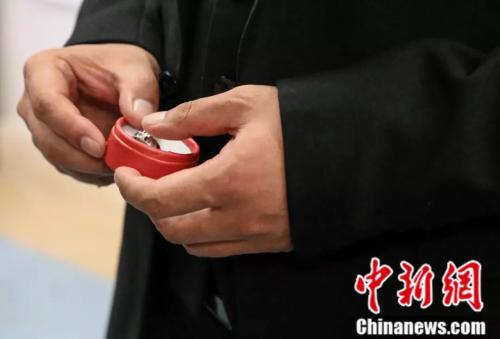 杨枫手拿婚戒,期待这场病房里的婚礼顺利进行 杨枫手拿婚戒,期待这场病房里的婚礼顺利进行
