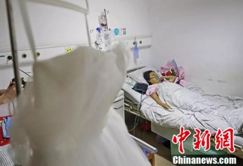 婚纱挂在小慧的病床旁 婚纱挂在小慧的病床旁