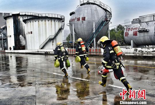 图为消防队员在进行实战化操法比赛。 王伟灿 摄 图为消防队员在进行实战化操法比赛。 王伟灿 摄