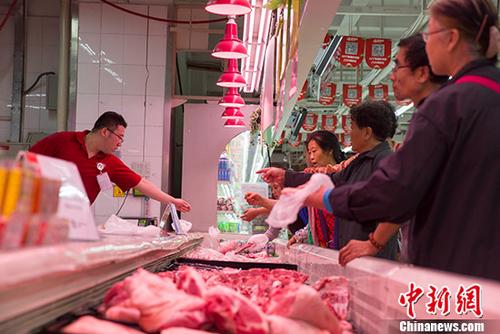 资料图：山西太原某超市民众购买猪肉。 中新社记者 张云 摄