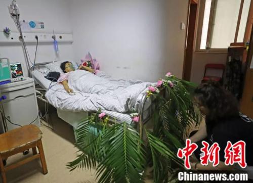 婚庆工作人员简单布置小慧的病房 婚庆工作人员简单布置小慧的病房
