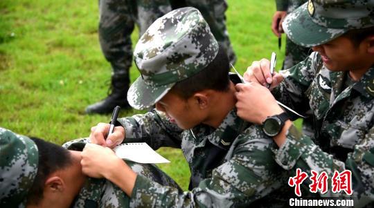 西藏军区某工化旅为官兵设立了心理健康服务中心，官兵在室外通过做游戏等方式，缓解压力。　段宏文 摄