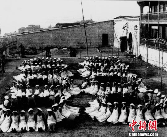 图为重庆大轰炸期间，重庆裕华纱厂多次被炸毁，损失极为惨重。但全厂职工没有屈服，他们随炸随建，不到两个月时间又恢复了生产。图为1941年裕华纱厂女工在厂内空地上做团体操。资料图