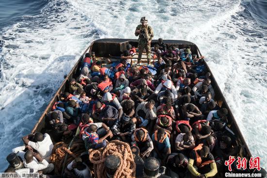 当地时间2017年6月27日，利比亚Zawiyah镇附近海域，利比亚海岸警卫队在海中救起147名试图进入欧洲的非法移民。据意大利海岸警卫透露，过去48小时在利比亚水域救起超过8000名移民。