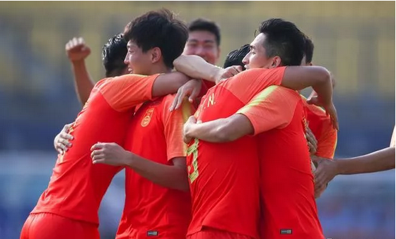 2018雅加达亚运会中国足球队首战完胜!舒莱狮