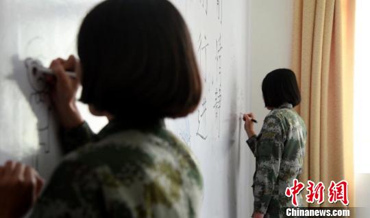 西藏军区某工化旅为官兵设立了心理健康服务中心，官兵在健康服务中心“涂鸦室”的涂鸦墙壁上随性涂鸦，发泄紧张情绪。　段宏文 摄