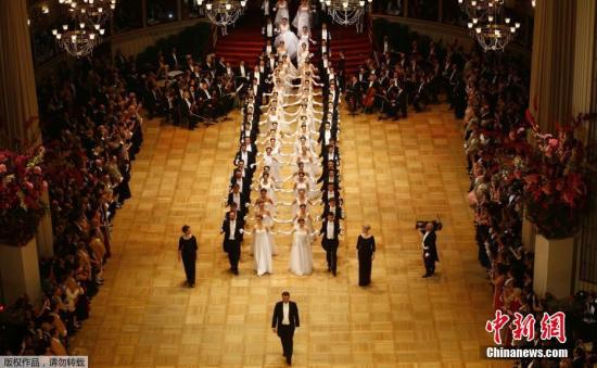 资料图：在奥地利首都维也纳，盛装的男女参加一年一度的歌剧院舞会。