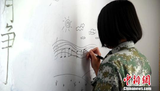 西藏军区某工化旅为官兵设立了心理健康服务中心，官兵在健康服务中心“涂鸦室”的涂鸦墙壁上随性涂鸦，发泄紧张情绪。　段宏文 摄