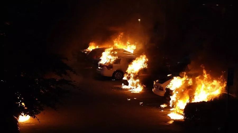 瑞典蒙面黑衣人纵火烧车 中国大使馆提醒加强