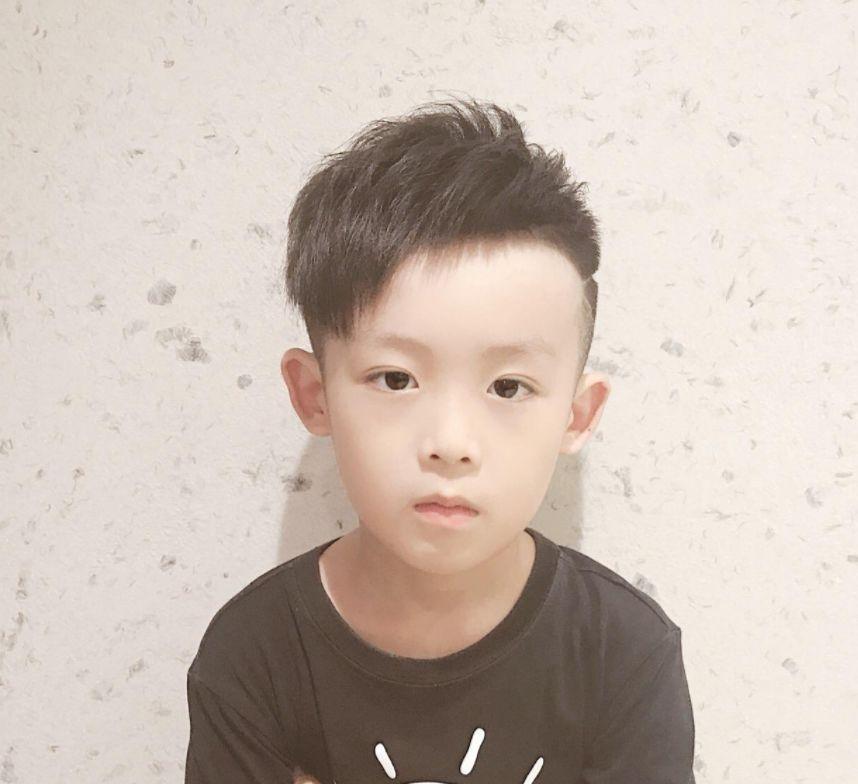 最新小帅哥发型10款,选一款让你家宝宝变成小