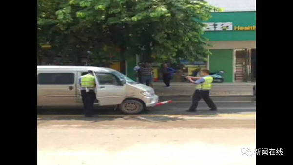 广西柳州一盗窃嫌犯驾无牌面包车冲卡，交警鸣枪逼停