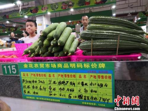 海口农贸市场已有个别品种蔬菜出现缺货，在售蔬菜价格明显上涨。　王子谦　摄