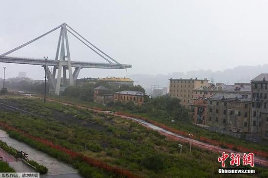 意大利警方发布的图片显示，高速公路桥段有一长段都坍塌下来。图为发生坍塌断裂的大桥。