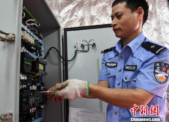 图为重庆市公安局水上警察总队巡警支队的技术人员对公安船艇的电气箱进行检查保养。　周毅　摄