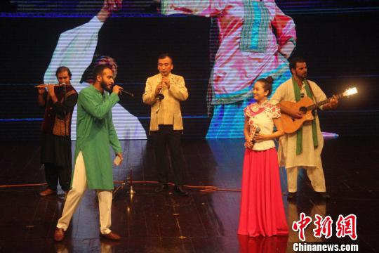 中巴两国歌手合唱《敖包相会》和《Jiwi Pakistan 》。陕西省文化厅供图