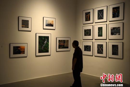 重庆影像文化节开幕 巨幅长江三峡图吸眼球