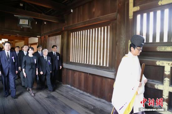 资料图：日本超党派议员组织“大家一起来参拜靖国神社国会议员之会”成员参拜靖国神社。 高越 摄