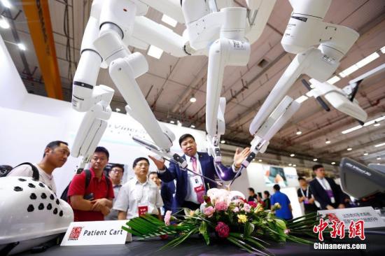 机器人大会上展示的机器人手术系统。 中新社记者 富田 摄