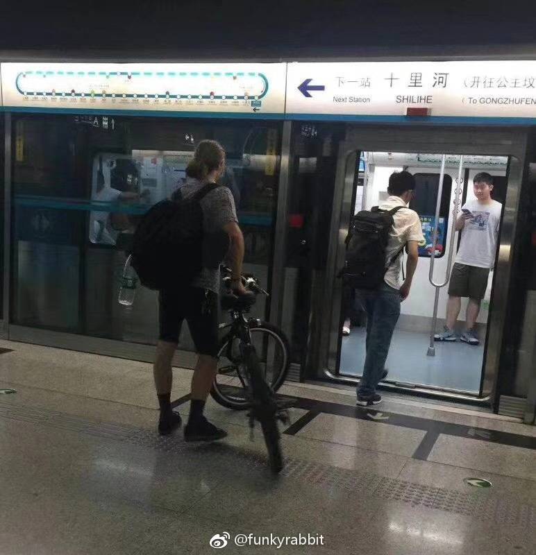 外国人推自行车进地铁 地铁称乘客当时腿部受伤