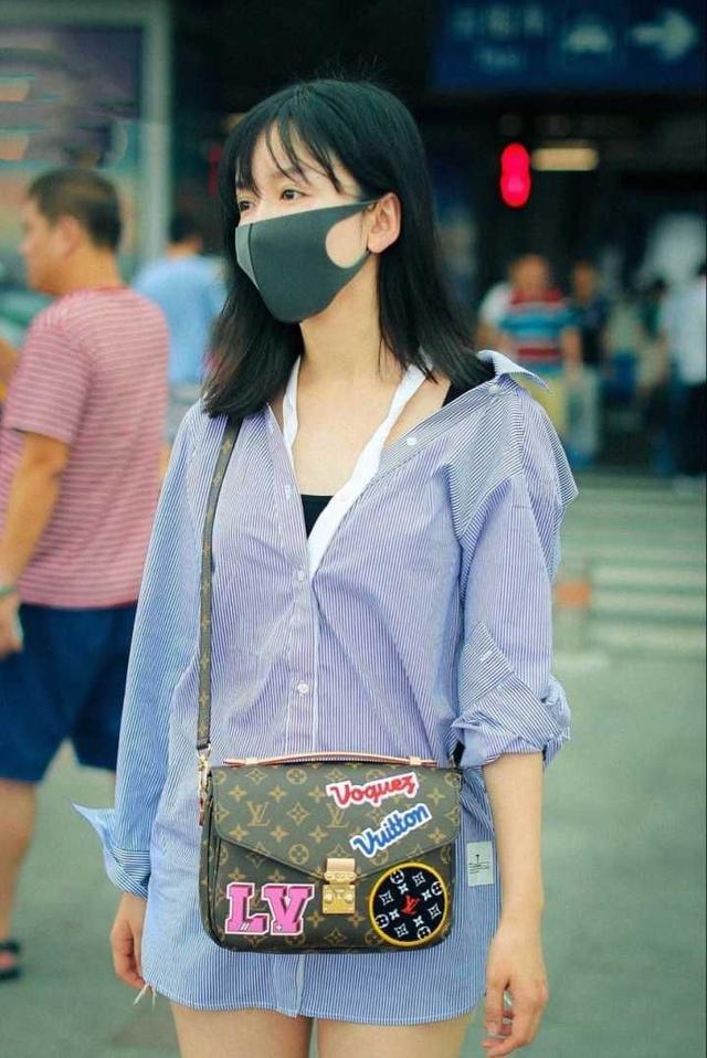 娄艺潇玩下衣失踪，但“烂”的热裤和衬衣配上素颜显得毫无气质!