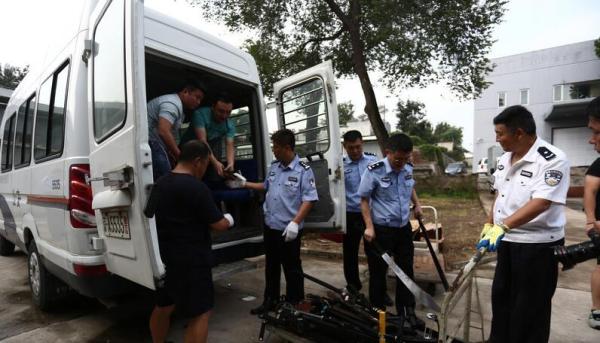 北京警方收缴枪支刀具集中入库，收缴非法枪支1048支