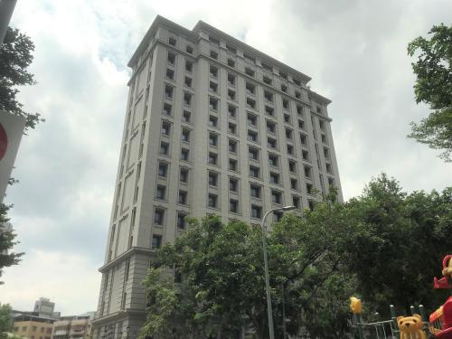 台北市信义区一栋欧式古典豪宅，整栋大楼没有住户。(图：台湾《经济日报》/记者游智文 摄)