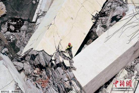 当地时间8月14日，意大利北部城市热那亚发生严重塌桥事故。图为救援人员在事故现场。