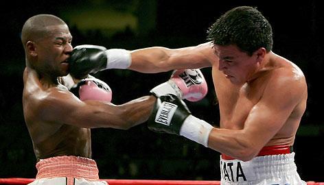 【经典重访】梅威瑟四级别登顶之战:混乱中加冕,尤达赫两拳葬送职业生涯