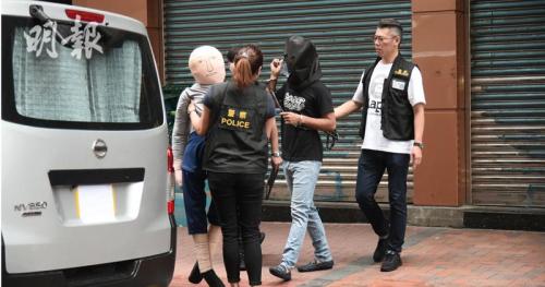 疑犯15日上午被押回现场重组案情。图片来源：香港《明报》 林智杰/摄