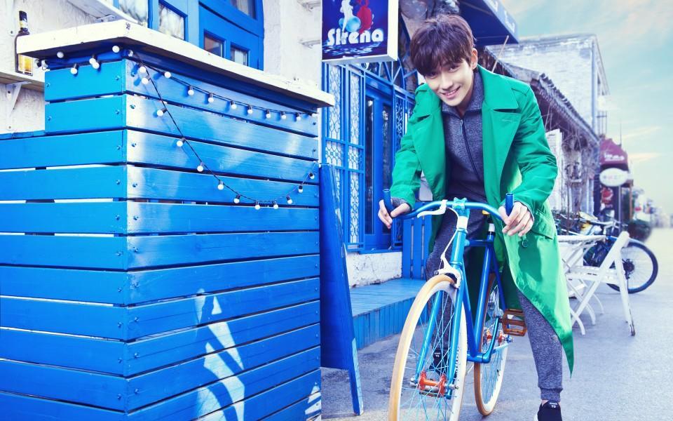 朱一龙拍新剧,绿色风衣俗气又廉价,网友:你居然