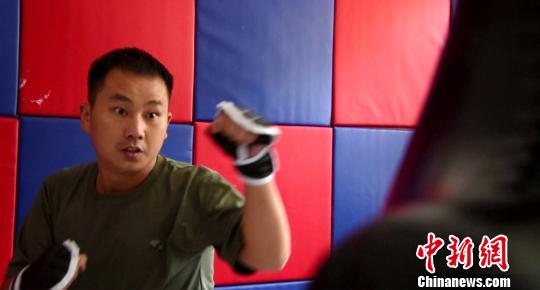 西藏军区某工化旅为官兵设立了心理健康服务中心，官兵在健康服务中心击打人型沙袋，释放烦躁情绪。　段宏文 摄