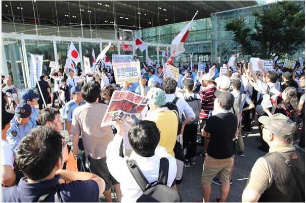 日本川崎街头两团体互相叫嚣 数百人参与“混战”