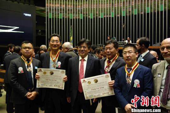 图为中国驻巴西大使李金章(左三)与获奖者合影。　莫成雄 摄