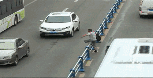 瞧瞧!内江人行天桥下的