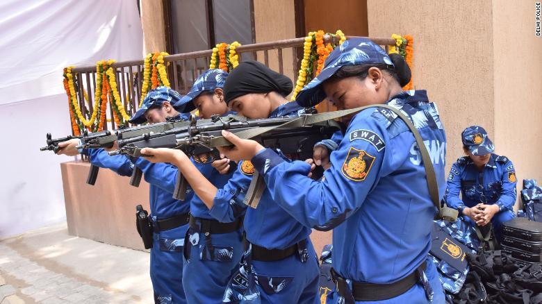 印度第一支女特警队走上新德里街头 配备冲锋枪和步枪