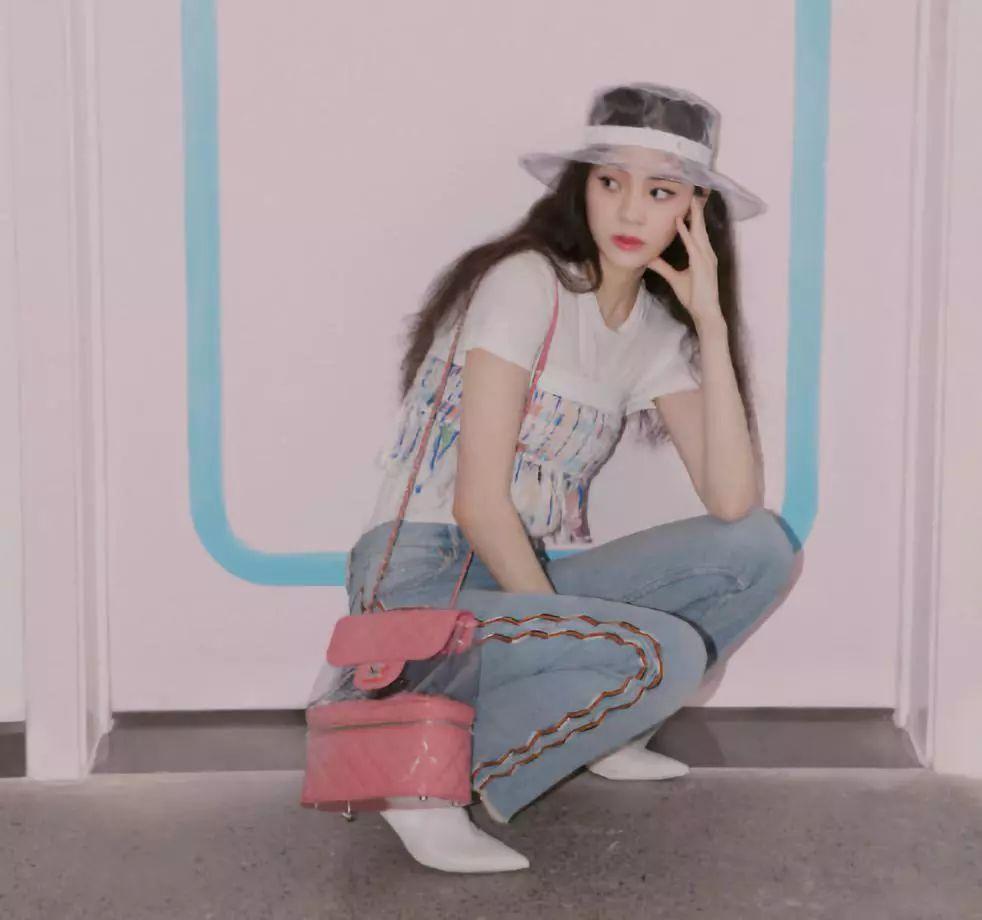 欧阳娜娜又开始搞怪了，pvc帽子最惹眼，不过这次是真的漂亮