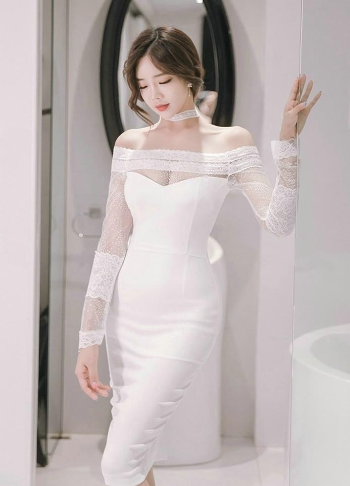 性感美女穿紧身蕾丝装,酥胸丰满曲线迷人浴室内拍撩人