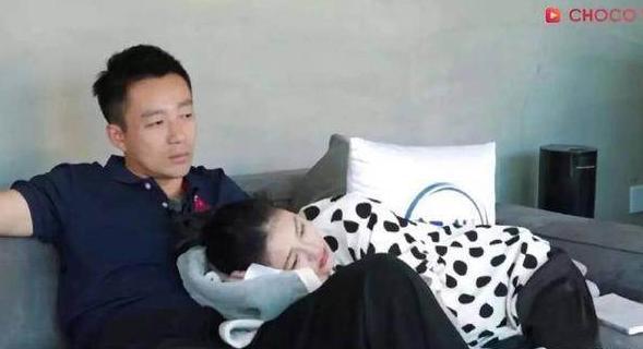 大S真是个聪明女人!剥个虾就能看出汪小菲为何