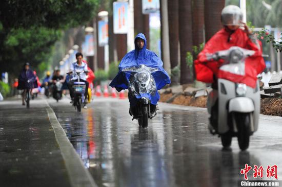资料图：“温比亚”给广西南宁带来降雨。中新社发 洪坚鹏 摄