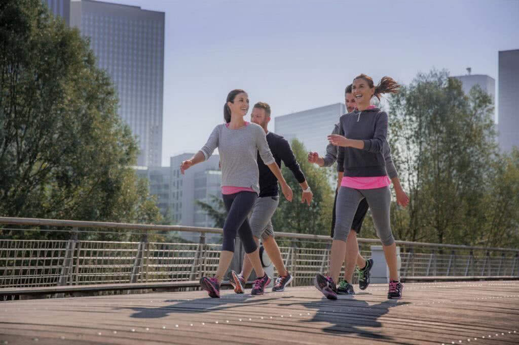 不能跑步没有关系!每天快走1小时,相当于慢跑