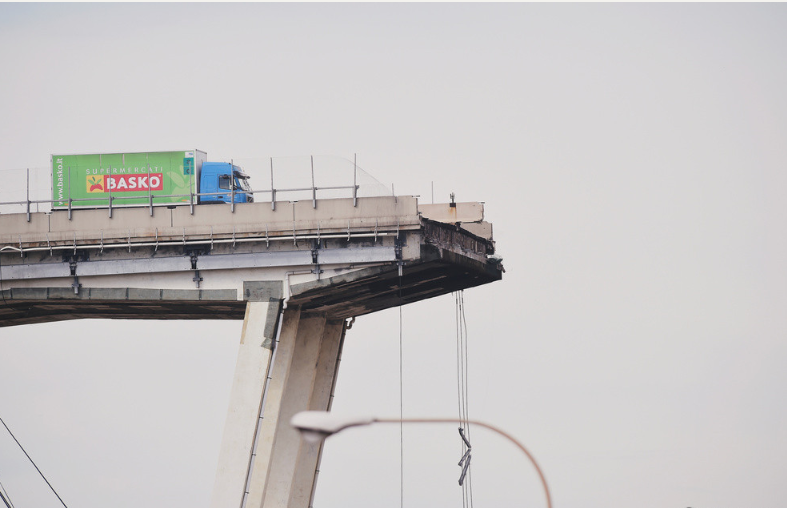 差一步就要跌下去 意大利热那亚大桥倒塌35死