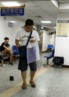 捧腹动图:这妹纸的舞姿比墙纸还好看