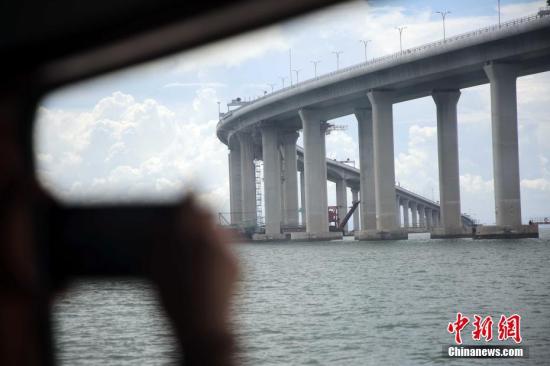 7月8日，香港市民在轮船上拍摄港珠澳大桥香港段。随着港珠澳大桥建成通车时间越来越近，粤港澳大湾区建设将进入“快车道”。 中新社记者 洪少葵 摄