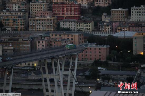 当地时间8月14日，意大利北部城市热那亚发生严重塌桥事故，一条有50年历史的高速公路高架桥，在暴风雨中突然倒塌，桥身连同多辆汽车一同坠落，造成数十人死亡。事发现场有一辆卡车停在了距离桥梁坍塌边缘仅几米远的地方。据俄罗斯卫星通讯社报道称，该辆卡车属于意大利西北部一家当地连锁超市Basko，坍塌事故发生时正好行驶在桥上，由于司机在桥梁坍塌时紧急停下，才避免了悲剧的发生。