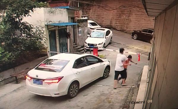 重庆男子租车去借钱撞坏两辆车，逃逸时又殴打阻拦保安