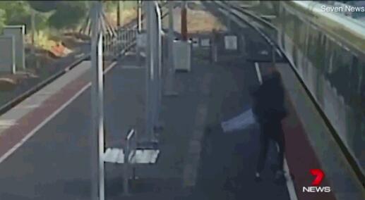 澳大利亚19岁男孩欲把女友扔到行进火车前 对方拼死逃生
