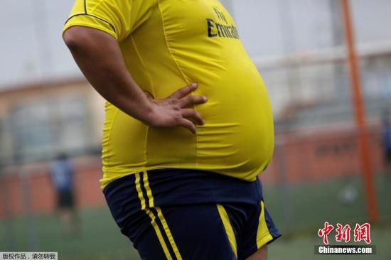 当地时间2017年9月16日，墨西哥圣尼古拉斯市，“重量足球”联盟的成员参加比赛，这是一个由肥胖者组成的足球联盟，希望通过足球和营养咨询改善健康状况。