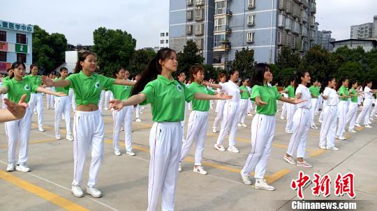 首个中国医师节将至 300名医生齐跳急救操
