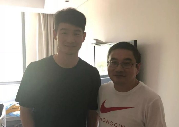 重庆斯威领队赴医院看望吉翔:祝愿他手术顺利